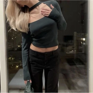 Mörkgrön zara tröja  - Säljer denna snygga tröjan från zara i storlek S. Använd fåtal gånger, finns inga defekter o alltså som ny. Betalning sker via swish och köparen står för frakten!🤍