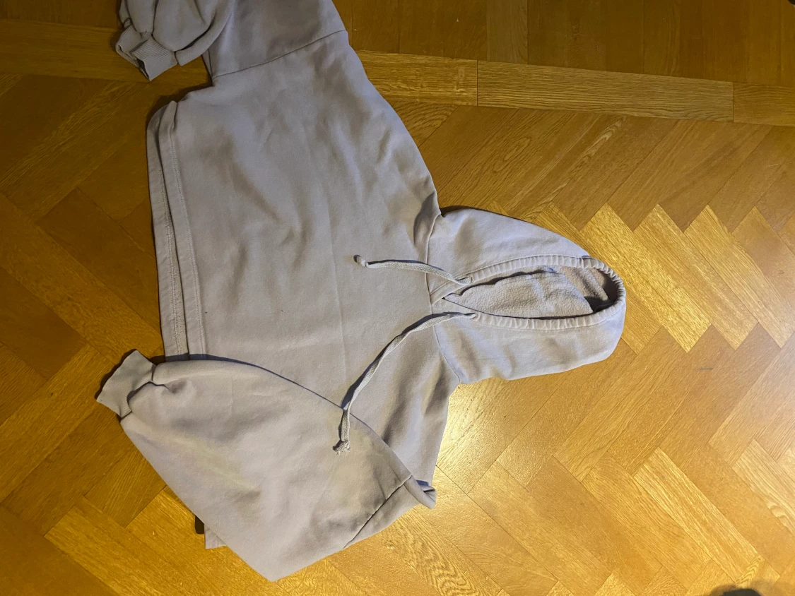 lila kort hoodie från Gina tricot 