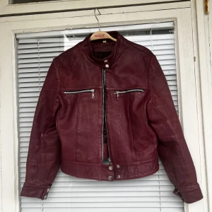 Vintage läderjacka jacket skinnjacka leatherjacket  - Vintage läderjacka (äkta läder) säljes, använd skick (se andra bild) men är utöver detta i superfint skick. Strl: M 