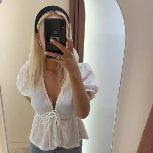 Topp - Fin vit topp från Gina med snörning, använd fåtal gånger🫶🏻 