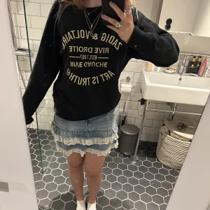 Zadig Voiltaire tröja - Säljer min så snygga zadig tjocktröja!! Den är i jättefint skick och passar till allt! Köpt på Zadig et Voltaire butiken i Stockholm 2021 för ca 1900💕❤️