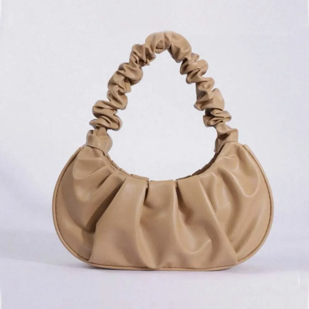 En beige handväska i ”skinn” material. Hör av er vid frågor och vid snabb affär kan priset sänkas:). Väskor.