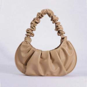 En beige handväska i ”skinn” material. Hör av er vid frågor och vid snabb affär kan priset sänkas:)