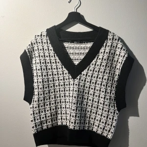 Sweater-vest - Riktigt fin väst från ginatricot! Jättebra skick, endast använd ett par gånger. Stl Xs men stor i storleken så passar ca Xs-M💕