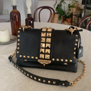 Michael Kors väska  - Härlig partyväska med perfekt mycket plats för allt man behöver ha med sig! Inköpt för 5500kr i NK i Göteborg. 