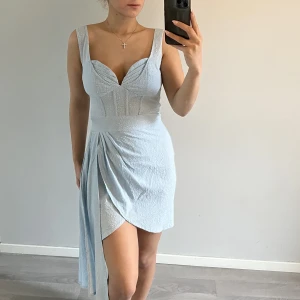 Klänning  - Säljer min otroliga fina klänning. Helt ny aldrig använt i storlek S.  