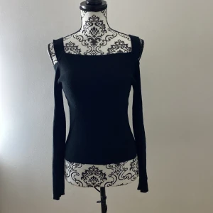 Gina Tricot Tröja - En tröja från Gina tricot. Köpt för två år sedan och har använt ett fåtal gånger. Den passar perfekt till en fest!💗