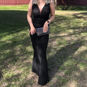 Balklänning/långklänning  - Djup v ringning och vadderade kupor, perfekt för större byst enligt mig. Stretchigt och ordentligt tyg, formar snyggt. Stängs med dragkedja. Använd en gång. Om kort som mig, 162cm, kan den vara för lång(skriv för mer info om det).   Hund finns i hemmet.