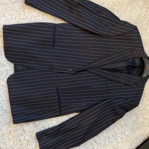 Randig kavaj str 56 - Oanvänd  Obs! Har flera randiga kavajer i samma storlek. Kan skicka bilder om det önskas 