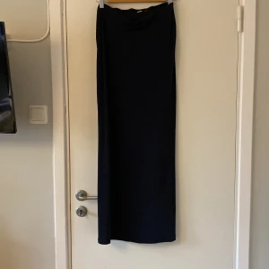 Lågmidjad långkjol - En jättefin lågmidjad långkjol som tyvärr (!) blivit för liten för mig 😩 sitter jättefint på höfterna och går hela vägen ner på mig som är 170. Märket är BikBok 😊 kjolen har inga defekter. Skriv gärna för fler bilder och frågor 🥰