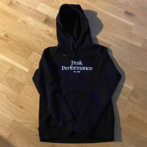 Hoodie - Använd fåtal gånger, fint skick Säljer för att den är för liten storlek.