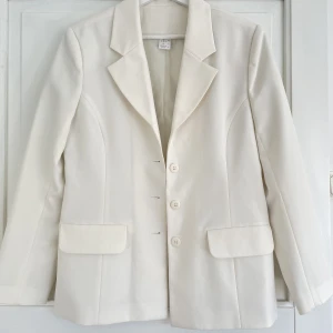 Oversized kavaj - Perfekta oversized kavajen till sommaren för dig som är mellan 32-36! Älskar denna men använder inte kavajer längre, finns inga defekter på den. OBS den är benvit/äggskalsvit, inte kritvit.