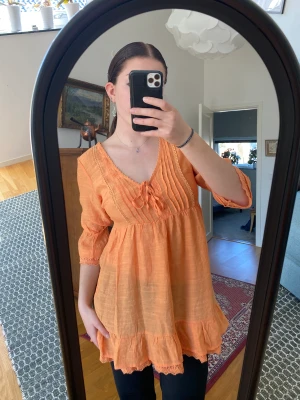 Gullig sommarblus - Jag tycker den här är sååå fin! Den är tyvärr för liten för mig (kämpade med att få av den efter att ha tagit bilderna) Jättesöta detaljer och band som man kan knuta i ryggen.