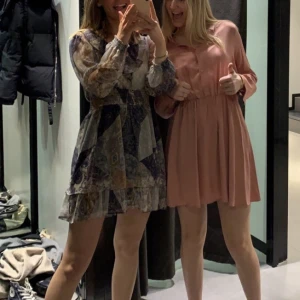  Zara klänning  - Säljer denna snygga klänning från zara 💗💗 superfint skick 