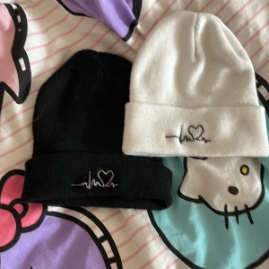 Vit svarta mössor - Säljer pga att jag inte använder. Helt nytt skick. Är du intresserad/vill ha fler bilder/har frågor så kontakta mig. 