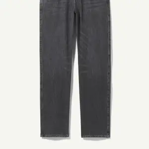 Jag säljer mina lågmidjade jeans från weekday i färgen ”Tar blacki” den populära modellen ”arrow low straight jeans”. Dem är sjukt fina men tyvärr är de lite för stora för mig. Kom jättegärna privat om ni vill ha fler bilder eller jag någon fråga❤️
