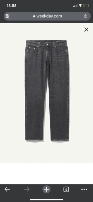 Low waist arrow jeans - Jag säljer mina lågmidjade jeans från weekday i färgen ”Tar blacki” den populära modellen ”arrow low straight jeans”. Dem är sjukt fina men tyvärr är de lite för stora för mig. Kom jättegärna privat om ni vill ha fler bilder eller jag någon fråga❤️