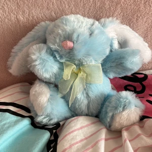 Blå fluffig kanin gosedjur - Säljer pga att jag inte använder. Helt nytt skick. Köpt från en maskin plock sak. Är du intresserad/vill ha fler bilder/har frågor så kontakta mig. 