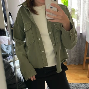 Grön jeansjacka  - Säljer min fina gröna jeansjacka, då den inte kommer till användning längre🫶 Köp direkt för 450 kr inklusive frakt