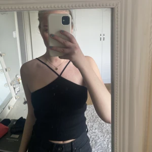 Jättefint oanvänt linne från zara!  - Oanvänt ribbat linne från zara med band i storlek S! 