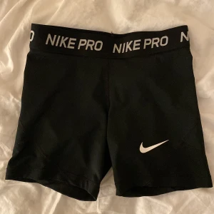 Nike Pro Shorts - Säljer dessa Nike pro shorts då de tyvärr är för små på mig för min smak. Toppenskick🌷✨ skriv vid funderingar🫶 Pris går att diskutera vid snabb affär!!