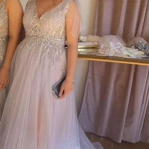 Festklänning  - Lång lila festklänning. Använd endast en gång. Passar även rill gravida.