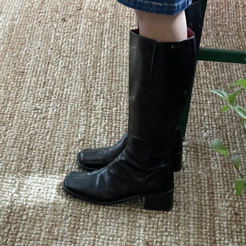 Svarta boots från märket Billi bi. Fint skick men köpta second hand. Det finns ett litet märke högst upp på högra stöveln (skriv för bild) men inget som stör.  Ingen storleksmarkering men aningen stora på mig som har storlek 38. . Skor.