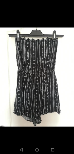 Somrig byxdress - Skön, somrig byxdress. Säljes pga börjar bli lite för liten. 