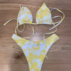 Bikini set storlek S, aldrig använd. Mindre fläck på underdelen se sista bild 