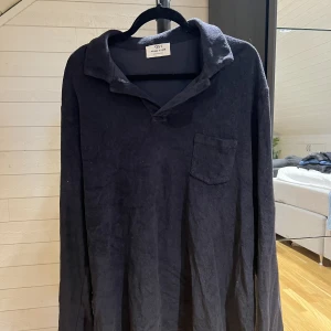 Terry långärmad piké - • Långärmad pike i terry material  •Använd 2-3 ggr •Nypris 959kr