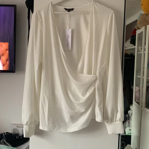 Långärmad vit blus - Aldrig använd (prislapp kvar)