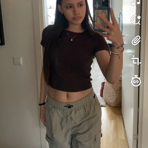 croptop  - säljer denna superfina och sköna croppade t-shirten då den inte kommer till användning längre! den är ganska använd men är frf i superbra skick och perfekt nu till sommaren🤎