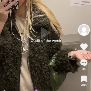 Lurvig jacka H&M  - Jättesnygg jacka från hm! Kommer dock inte till användning, skriv gärna vid frågor eller om ni vill ha egna bilder! Köpt på plick för 650kr!