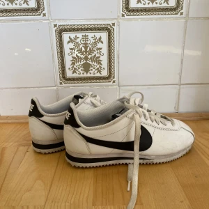 Vintige nike skor - Skit snygga nike skor, för små för mig. Har använt dom 2-3 ggr. Lite smutsig men går ju att tvätta. Storlek 36!