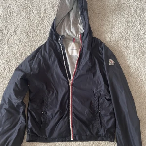 Moncler vindjacka - Moncler vindjacka i storlek XS. Perfekt att använda som jacka/overshirt för våren.