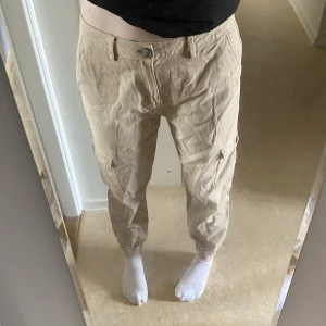 lågmidjade cargobyxor - aldrig använda cargobyxor med lappen kvar, säljer då dom är lite korta för mig (175)