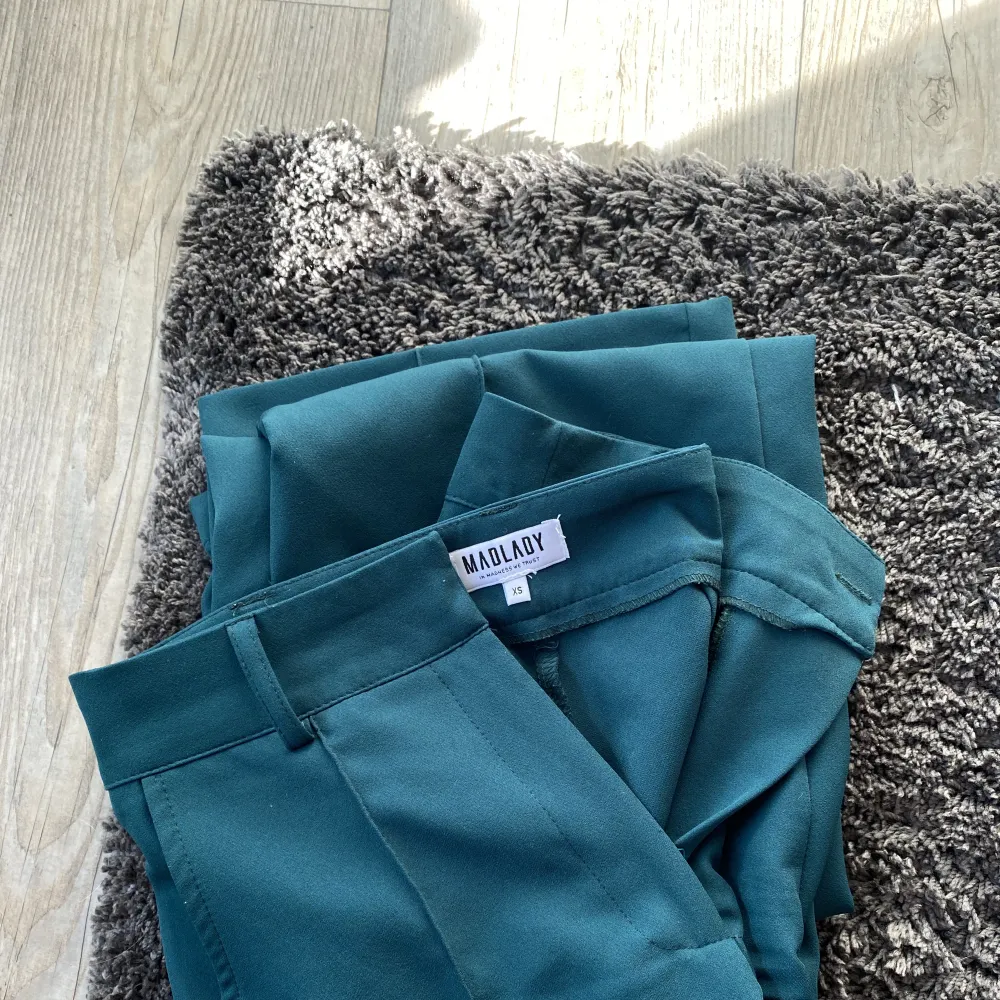 💚 Gröna kostymbyxor från Madlady, pressveck på dom jag säljer med dom på bilden från deras hemsida är samma färg men en annan modell. Storlek xs, väldigt fint skick! 300kr . Jeans & Byxor.
