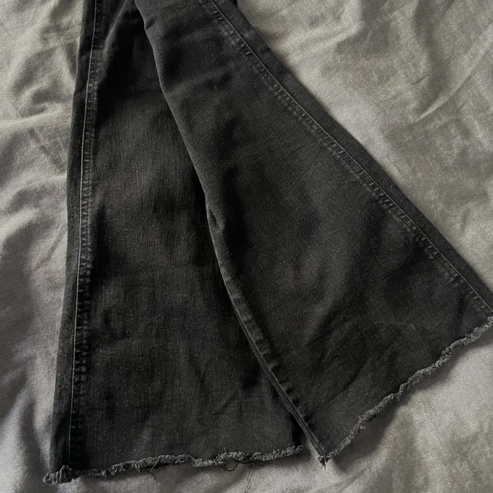 Säljer dessa bootcut-jeans från Nelly! Byxorna används inte längre. Hög midja, storlek 38, långa i benen. Skriv för mer bilder! . Jeans & Byxor.