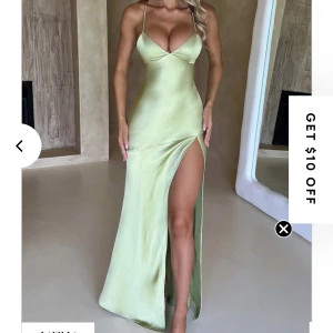 Ljusgrön satin balklänning  - Jättefin satinklänning från BABYBOO i färgen sage, oanvänd (lappen är kvar) och storlek M, men knytning  i ryggen så passar nog både större och mindre. Nypris 1500 kr (inklusive tull och frakt)