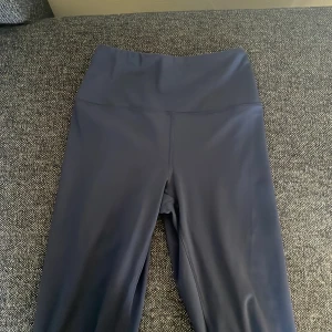 utsvängda träningstajts - Mörkblå träningsbyxor med utsvängande ben. Köpte för 3 månader sedan men är för långa för mig som är runt 160cm. Från soc och nypris var runt 400kr. Priset kan diskuteras vid snabb affär. De är som nya i och med att de inte har använts. 