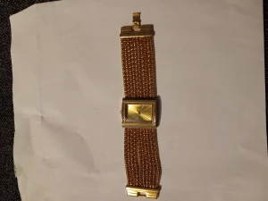 Klocka  - Snygg klocka som aldrig användts😍✨️ har legat i en fin låda flera år så den fungerar ej skulle tro att man behöver byta ut bateriet alltså❣️. (Är inte äkta guld)  obs fraktkostnad tillkommer 