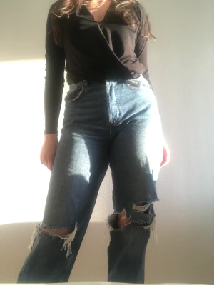 Jeans  - Bekväma  Hålen tillhör designen 