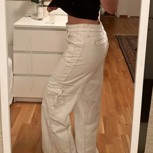 cargo pants - knappt använda cargo pants från Urban Outfitters så fina!! väldigt långa, men har sytt så de passar mig som är 164 (har dock inte klippt så går lätt att sprätta upp)