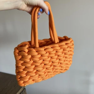 Virkad väska NA-KD - Virkad liten väska från NA-KD. Sparsamt använd och i fint skick, men trådarna har på vissa ställen börjat ”tråda sig” lite. Superfin till sommaren! 