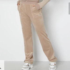 Juicy couture - Hej, säljer  mina beiga juicy byxor i färgen warm taupe, dem är använda i bra skick, dem är i storlek xs, vid intresse kontakta mig privat, går ej ner i priset, kan mötas upp i Helsingborg eller frakta💕