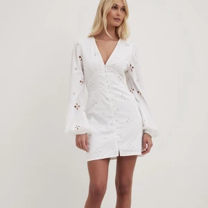 Vit klänning - Säljer denna superfina klänning som är helt ny. Lapparna sitter kvar så den är endast testad men säljer då den inte riktigt passade ❤️‍🔥❤️‍🔥 Nypris 599 kr