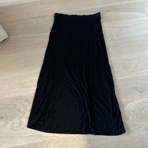 Svart Lågmidjad långkjol  - Jätte fin svart lågmidjad långkjol i bra skick 😊