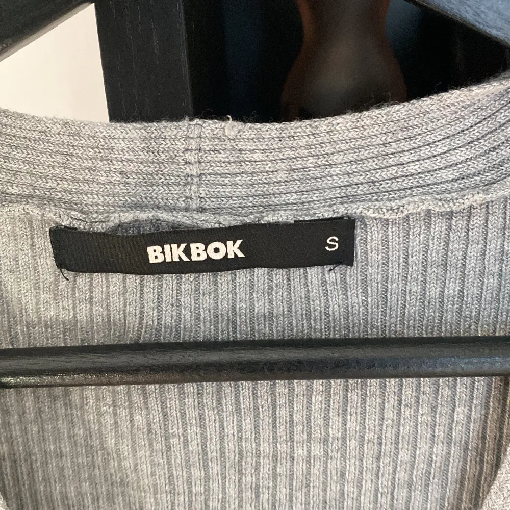 Långärmad croptop från bik bok storlek S . Toppar.