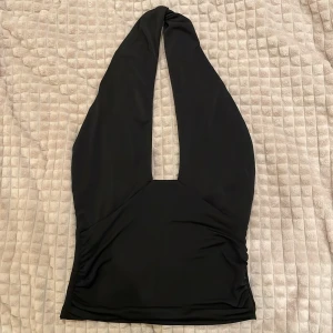 Svart topp öppen rygg - Jag säljer denna gulliga topp från Bikbok. Den är i nyskick, aldrig andvänd Kontakta om du är intresserad!