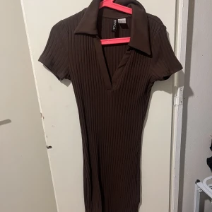 Klänning  - Klänning köpt från H&M sitter tajt.